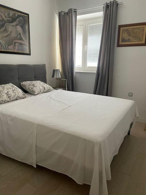 Reas Peace - Luxury In Center Split